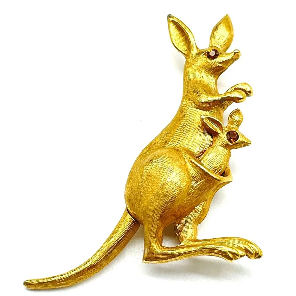 Signed Avon Gold Tone Kangaroo Brooch Pin Articulated Tail Vintage Figural